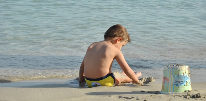 al mare con un bambino