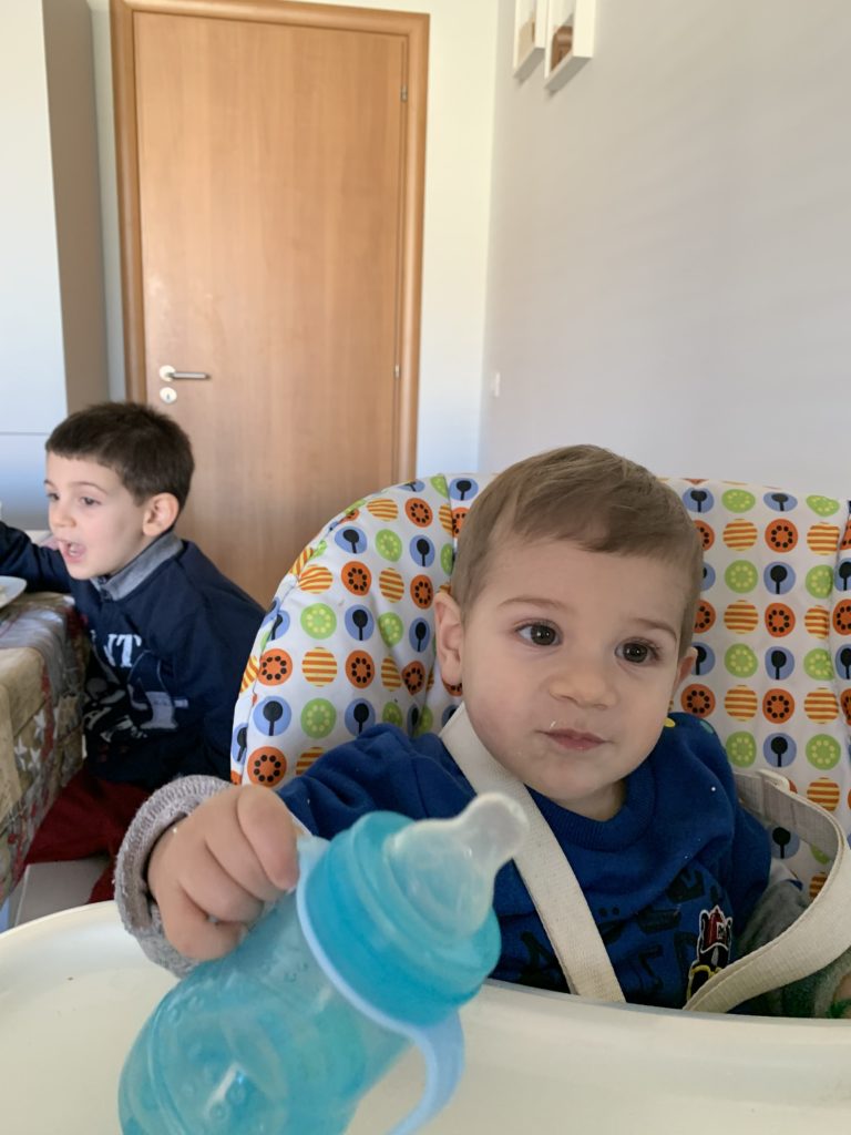 Francesco e Davide a tavola in famiglia